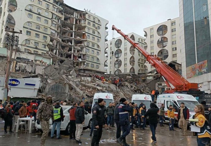 PRIMIJETIO JEDNU STVAR U HODNIKU SVOJE LUKSUZNE ZGRADE PRIJE ZEMLJOTRESA, PA UPOZORIO KOMŠIJE: