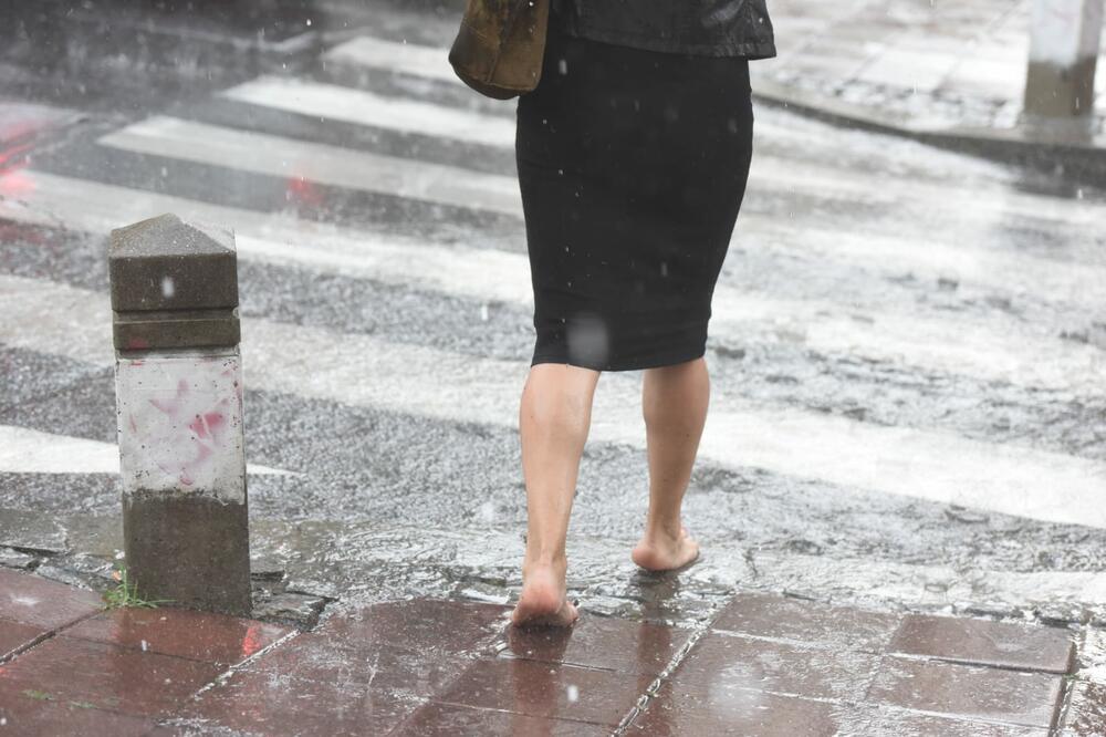 PALI SE CRVENI METEO ALARM, NAJNOVIJE UPOZORENJE RHMZ: Stiže nagla promena vremena i nevreme! Prvi na udaru biće OVAJ DEO SRBIJE