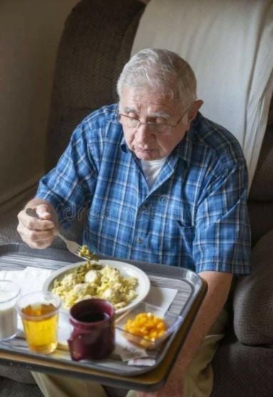 “Jedne večeri, sin je odlučio da oca, čovjeka u godinama, odvede na večeru u jedan restoran…Otac je bio izuzetno star i slabašan čovjek i dok je večerao sa sinom, hrana mu je pala na košulju i pantalone. Ostali ljudi, koji su bili prisutni u restoranu, gledali su ga sa gađenjem, dok je njegov sin bio miran.