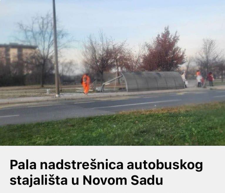 Pala nadstrešnica autobuskog stajališta u Novom Sadu